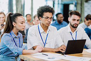 Customer service assisting with MacBook rental for business use.